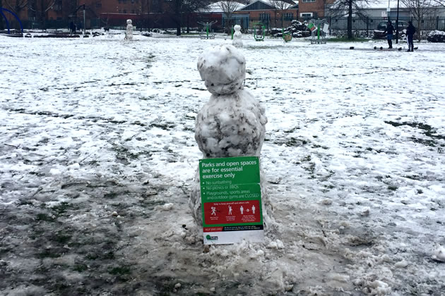 Snowman with lockdown advisory in Southfield Park