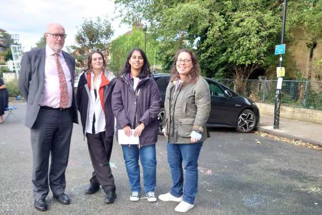 (L-R) Councillor Peter Thompson, Lucy Atkinson (Sustrans), Zahra Ali (Hounslow Council), Cllr Gabriella Giles at the Brooks Lane Play Street 