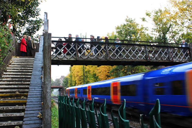 Ruth Cadbury MP visits the bridge in 2015