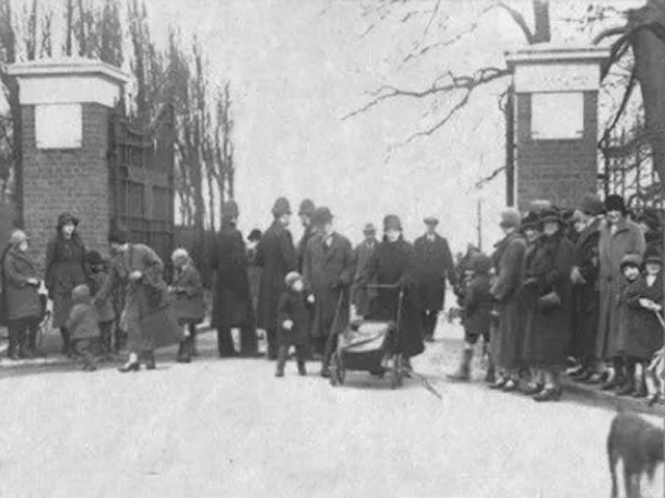 Crowds entering Dukes Meadows in 1926 after the grand opening 