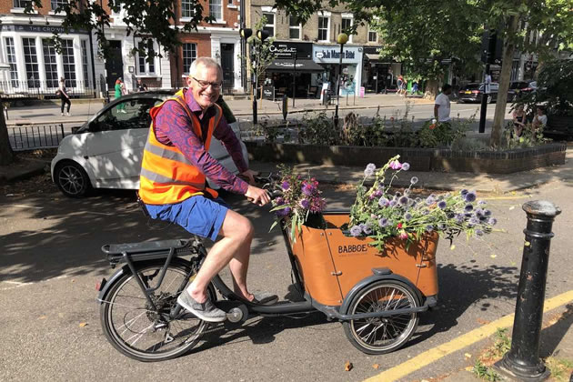 Jeremy Vine helping out with deliveries at the flower market