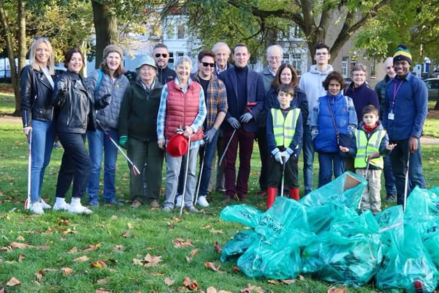 Volunteers from a previous Chiswick Clean Up