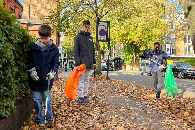 Chiswick litter pickers on Dukes Avenue