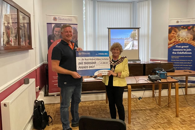 Oddfellows Chairman Heather Pearman presents the cheque to Wayne Bellamy from the RNLI