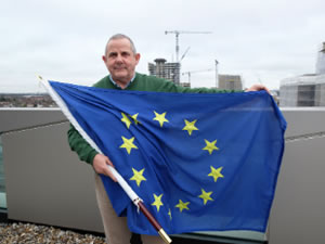 steve curran holding up the eu flag