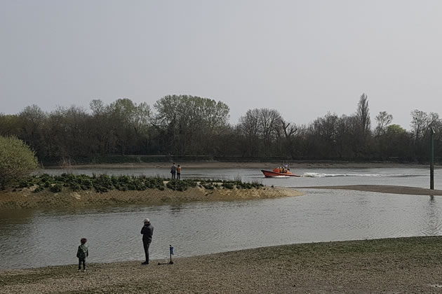 Chiswick RNLI rescue two people from Chiswick Eyot 