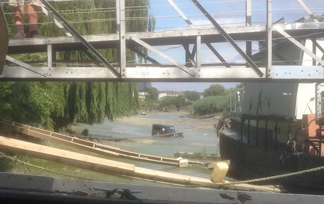 A Land Rover has become stuck in the mud on the foreshore by Chiswick Mal