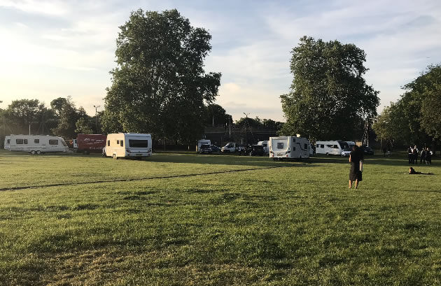 Travellers on Chiswick Back Common