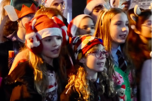 Children singing carols on Chiswick High Road