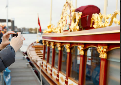 people take pictures of the Gloriana 
