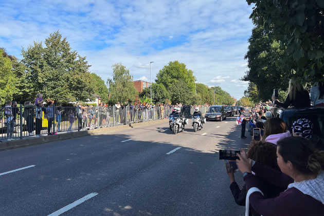 The funeral cortege finally arrives in Chiswick