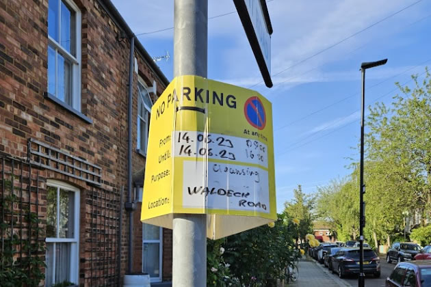 sign warning of weeding 